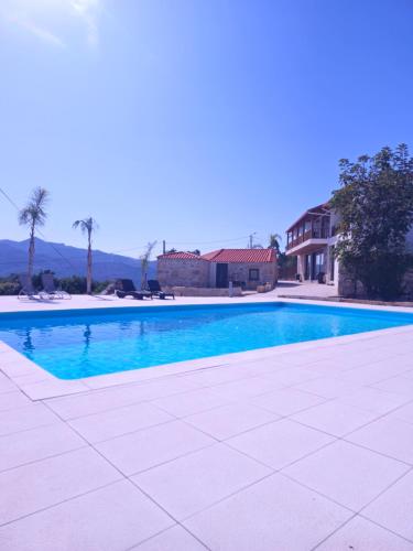 una grande piscina con acqua blu di Quinta Vilar de Lobos a Arcos de Valdevez