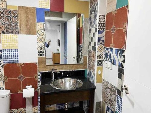 uma casa de banho com um lavatório e um espelho em Apartamentos FULL EQUIPPED em Elche
