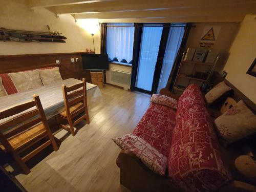- une chambre avec un lit, un canapé et une télévision dans l'établissement Chamonix / Argentière - Duplex 6p, à Chamonix-Mont-Blanc
