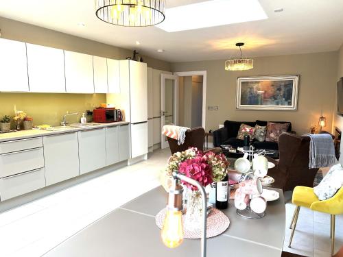 Charming Cosy 4-Bed House in Killarneyにあるキッチンまたは簡易キッチン