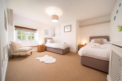 En eller flere senge i et værelse på Higher Mullacott Farmhouse