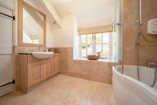 Et badeværelse på Higher Mullacott Farmhouse