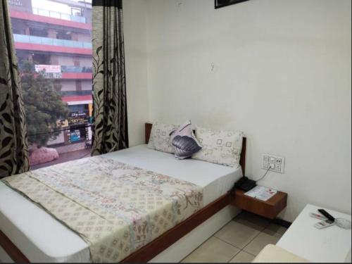 Un ou plusieurs lits dans un hébergement de l'établissement Hotel Kalyan