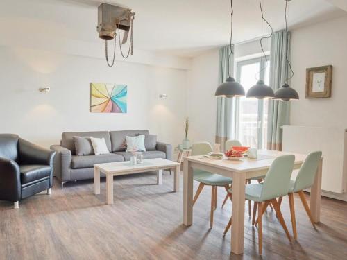 Ohlerich Speicher App_ 30 في فيسمار: غرفة معيشة مع طاولة وأريكة