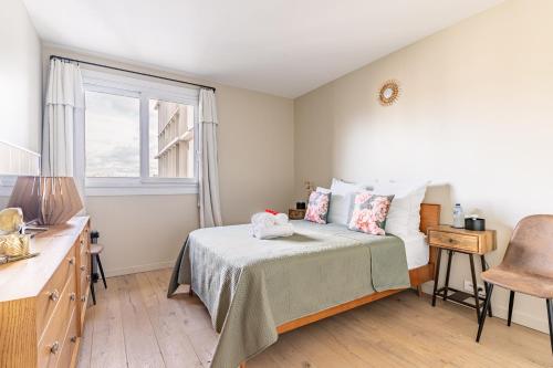 a bedroom with a bed and a window at Quai de Seine - Vue sur la Seine in Boulogne-Billancourt