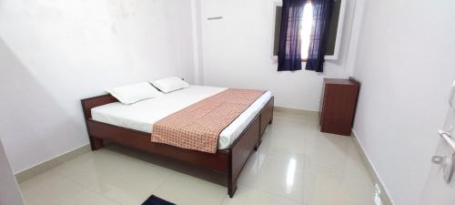 バラナシにあるMahadev Home Stayの窓付きの部屋にベッド付きのベッドルーム1室があります。