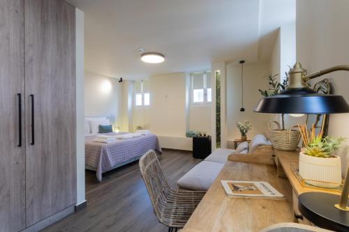 un salon avec un lit et une table dans l'établissement Elaia Athens Boutique, à Athènes