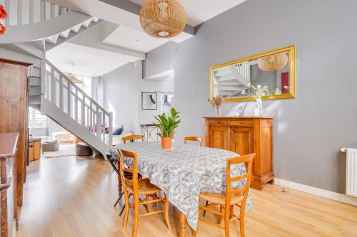 une salle à manger avec une table et des chaises dans l'établissement La Mably Family - Apt spacieux, à Bordeaux