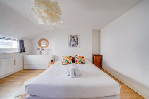 - une chambre blanche avec un grand lit blanc dans l'établissement La Mably Family - Apt spacieux, à Bordeaux