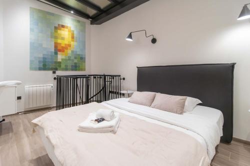 Schlafzimmer mit einem großen weißen Bett mit einem schwarzen Kopfteil in der Unterkunft Apartment Saint Germain des Près by Studio prestige in Paris