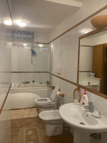 łazienka z umywalką, toaletą i wanną w obiekcie Alloggio da Fazanca w mieście Eremo