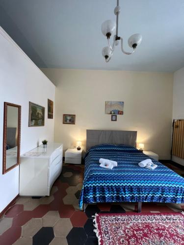 B&B Galileo Galilei في كازيرتا: غرفة نوم بسرير ومرآة وسجادة