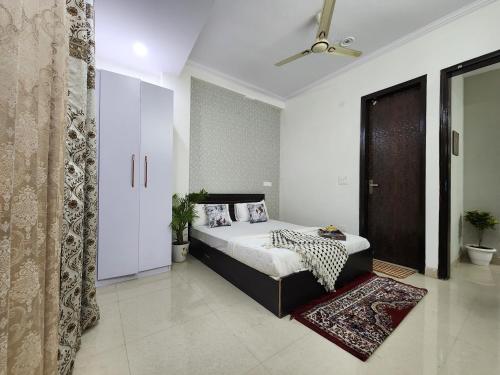 um quarto com uma cama num quarto em Homlee-Vintage 2BHK Apt Near Central Delhi em Nova Deli