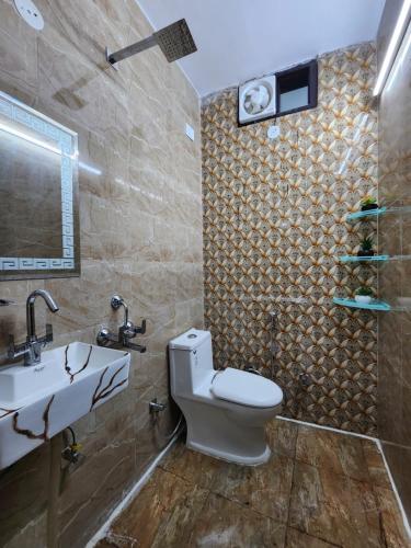 uma casa de banho com um WC e um lavatório em Homlee-Vintage 2BHK Apt Near Central Delhi em Nova Deli