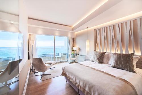 1 dormitorio con cama grande y ventana grande en Rodos Palace Hotel, en Ixia