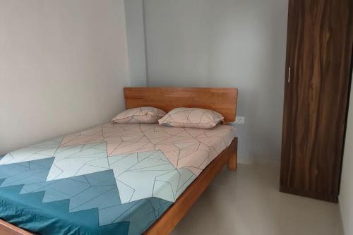 um quarto com uma cama com colcha geométrica em Compact yet beautiful 1bhk 402 em Bangalore