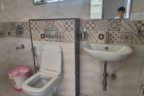 uma casa de banho com um WC e um lavatório em Compact yet beautiful 1bhk 402 em Bangalore