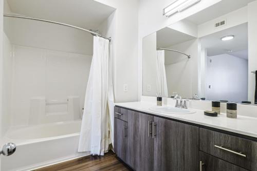 y baño con lavabo, bañera y ducha. en Housy & Comfy 4BDR & 2BTH in Marina del Rey for 10 pax en Los Ángeles