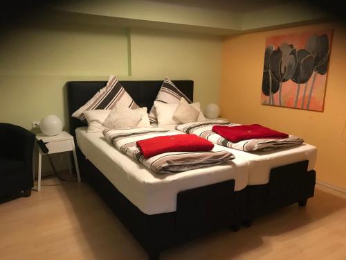 ein großes Bett mit Kissen darauf in einem Zimmer in der Unterkunft Stadtblick in Cochem