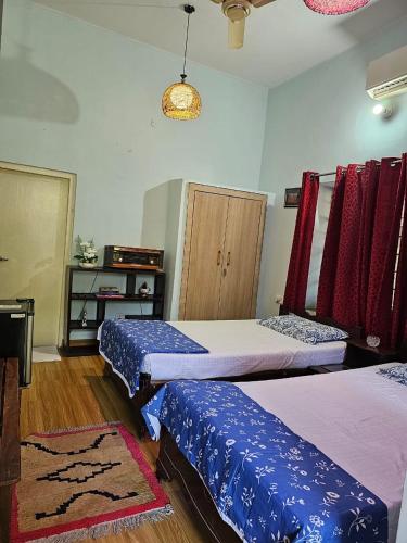 Habitación con 2 camas en una habitación en Unclesden en Jaipur