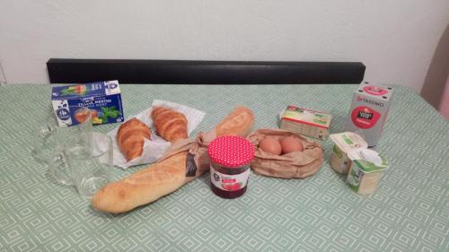 - une table avec du pain, des œufs et d'autres aliments dans l'établissement Tiny House 1, 2 ou 3 personnes SoeursGrises Béziers Centre Historique coeur de l'Hérault capitale d'Occitanie, plus vieille ville de France, à Béziers