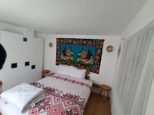 A bed or beds in a room at Căsuța de la râu