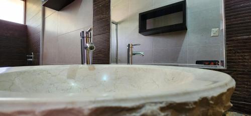 uma banheira na casa de banho com um lavatório em Casa elegante y con terraza em Arequipa