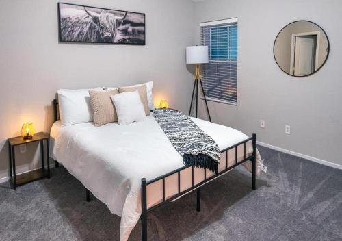 um quarto com uma cama grande e um espelho em Elegant 3 Bedroom Apartment In Mid West em Nova York