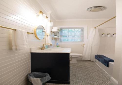 uma casa de banho branca com um lavatório e um espelho em Elegant 3 Bedroom Apartment In Mid West em Nova York