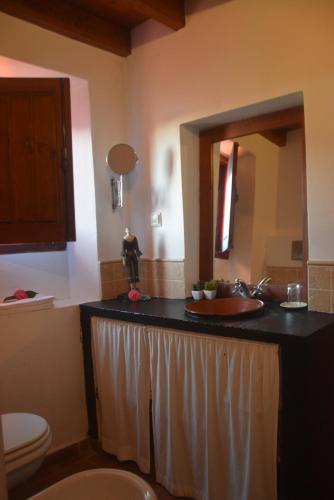 a bathroom with a sink and a mirror at Herdade Reguenguinho in Cercal