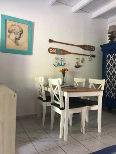 エギオにあるSpiti Ostriaのダイニングルーム(白いテーブル、椅子付)