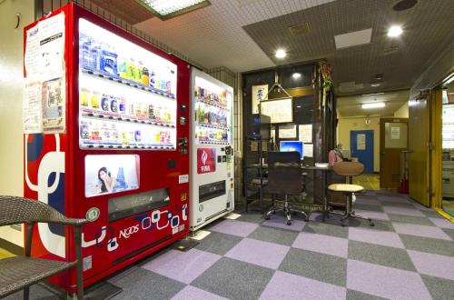 een kamer met een coca cola machine in een winkel bij Hotel Wako in Osaka