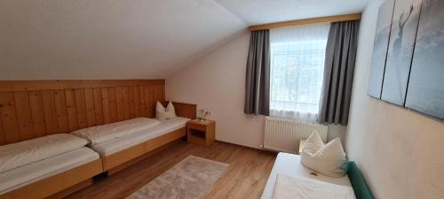 Postel nebo postele na pokoji v ubytování Gästehaus Walch