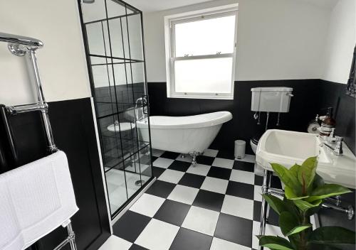 Ένα μπάνιο στο Stunning Scottish Hot Tub Getaway