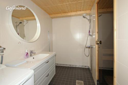 Ett badrum på Kuukkeli Apartments Teerenpesue F 46