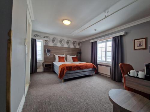 Postel nebo postele na pokoji v ubytování Dr. Holms Hotel