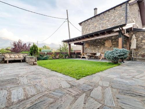 Κήπος έξω από το Cal Cente d'Isòvol - Mountain House with Garden and Views