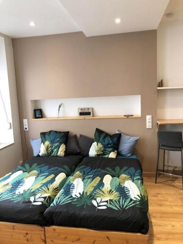 - un canapé avec une couverture dans l'établissement Studio rez-de-chaussée, à Boulogne-sur-Mer