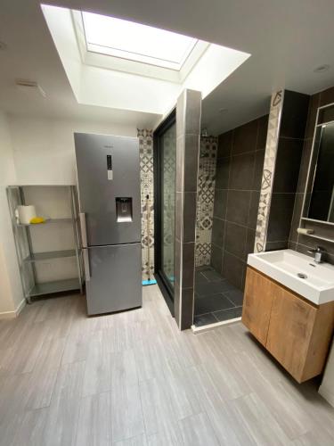 La grande salle de bains est pourvue d'un lavabo et d'une douche. dans l'établissement Studio rez-de-chaussée, à Boulogne-sur-Mer