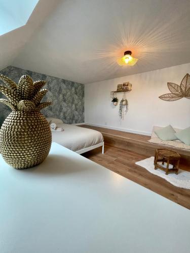 um quarto com duas camas e um vaso sentado numa cama em La Cabane Rennaise em Rennes