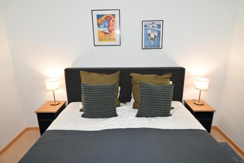um quarto com uma cama com 2 candeeiros em ambos os lados em Richi s Kitz Blick 21 em Kaprun