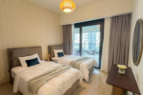 een hotelkamer met 2 bedden en een balkon bij MH - Act Tower - Burj View - 2BHK - Ref 410 in Dubai