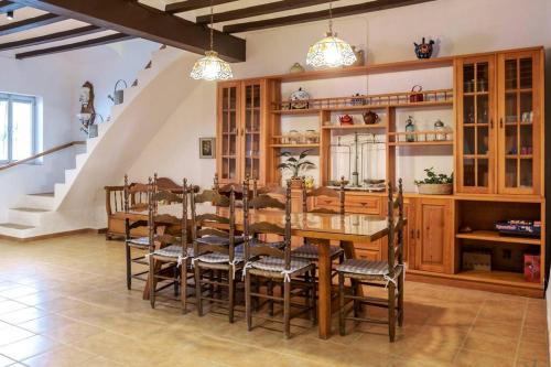 comedor con mesa y sillas en La Caseta de Rotova - Casa Rural para desconectar, en Ròtova