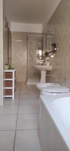 y baño con aseo y lavamanos. en FeA, en Capoterra