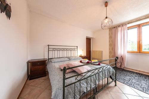 Un dormitorio con una cama y una mesa. en #914 Home - Irpinia, en Nusco