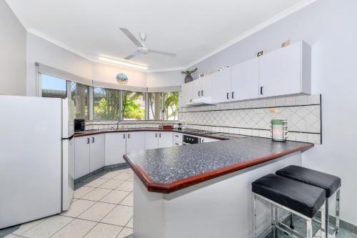 Dapur atau dapur kecil di Nightcliff Foreshore Getaway - McKay Gardens
