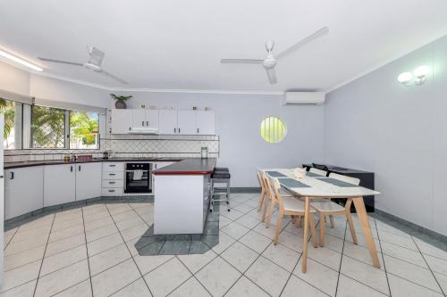 Dapur atau dapur kecil di Nightcliff Foreshore Getaway - McKay Gardens