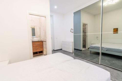 una camera con letto e specchio di Paloma Apartment a Palermo
