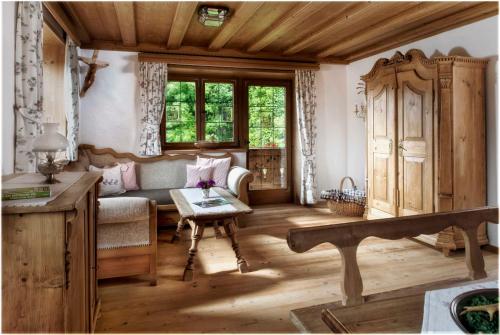 a living room with a couch and a table at Ferienwohnungen Gerold, Kreuth-Reitrain in Oberach