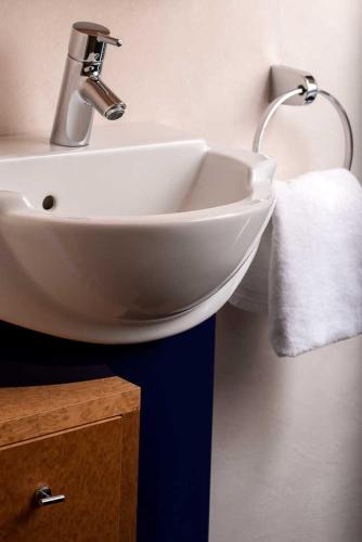 a white sink in a bathroom with a towel at Ferienwohnungen Gerold, Kreuth-Reitrain in Oberach